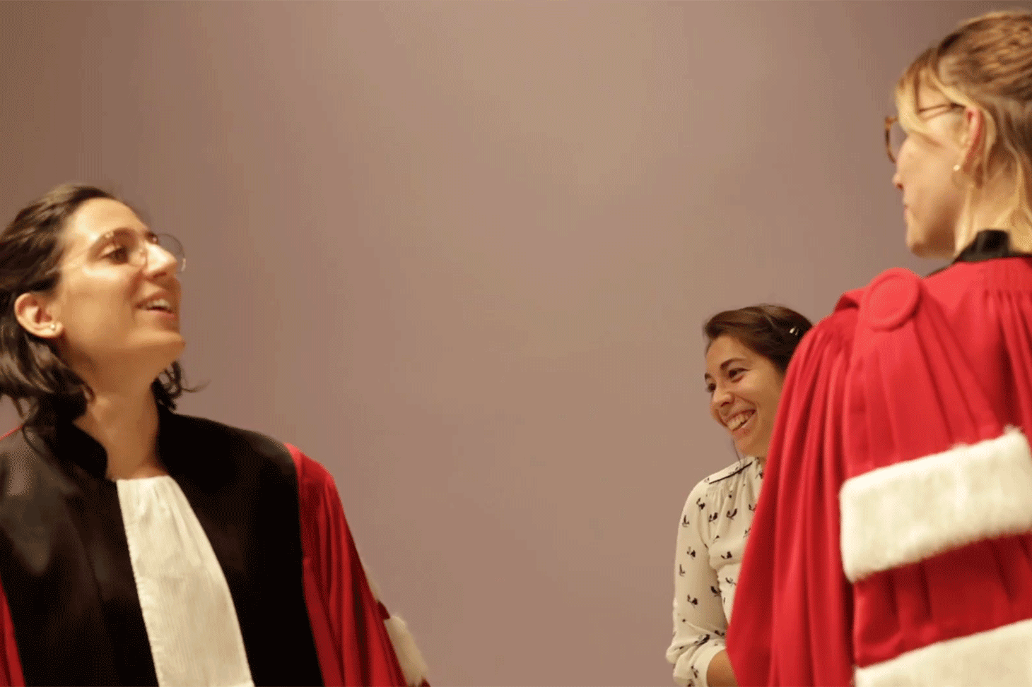 Etudiantes en Droit simulant un procès. Crédit : UGA
