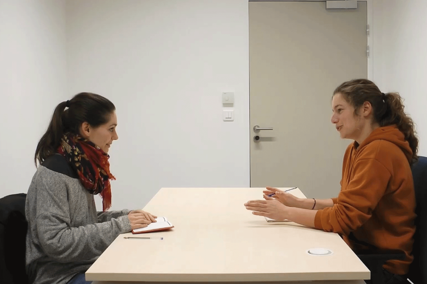 Des étudiantes simulent un rendez-vous entre une psychologue et sa patiente