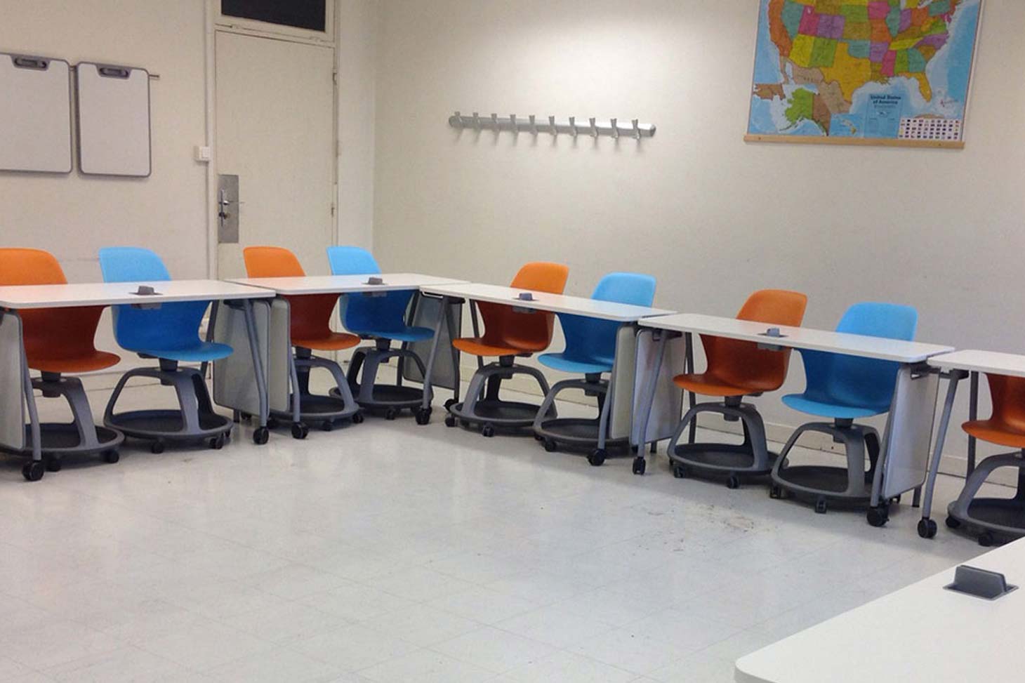 Visite de la salle créalangues de l'IUT1 de l'UGA lors de la venue de l'école des pupilles de l'air à l'UGA
